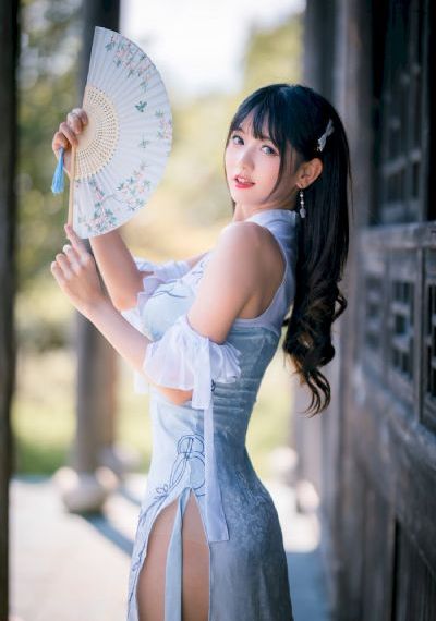 浪货趴办公桌h揉弄一根手指紧